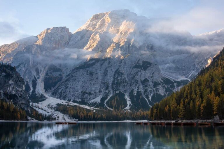 Východ slunce u Lago di Braies, nejkrásnější jezera v Dolomitech