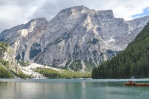 Lago di Braies, vrchol Croda del Becco (Seekofel), Itálie