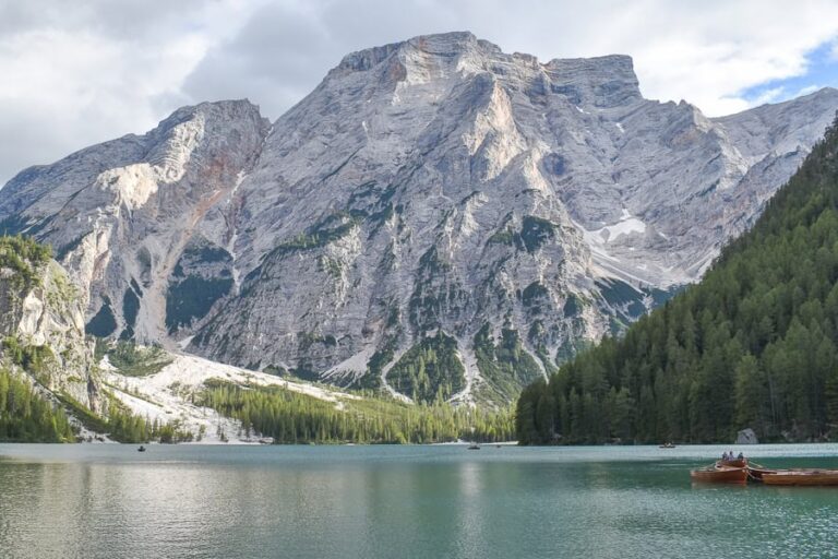 Lago di Braies, vrchol Croda del Becco (Seekofel), Itálie