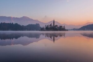 Výhled na kostel na jezeře Bled