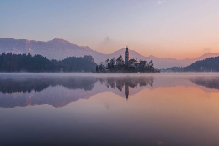 Výhled na kostel na jezeře Bled